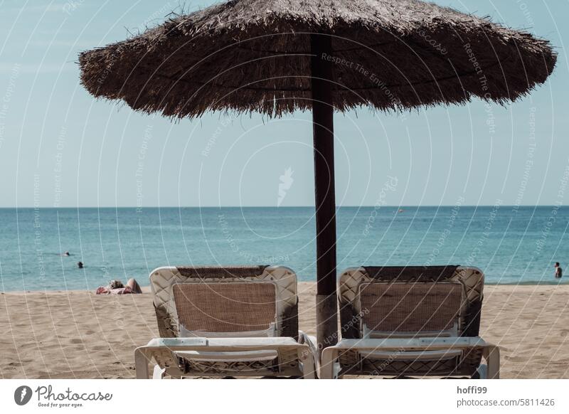 Schattenplatz mimt zwei Liegen am Strand und Blick auf Meer Sonnenschirm sonnenschutz Sonnenschutz Sommer liegen Sonnenliegen Strandliege Sonnenbad