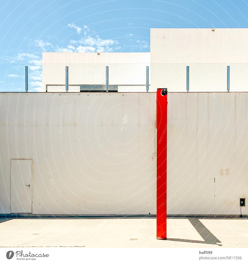 der rote Faden ist ein Pfahl - Gluthitze im Hinterhof roter Faden minimalistisch Leitfaden hier hier lang Orientierung Tür Fassade blauer Himmel mit Wolken
