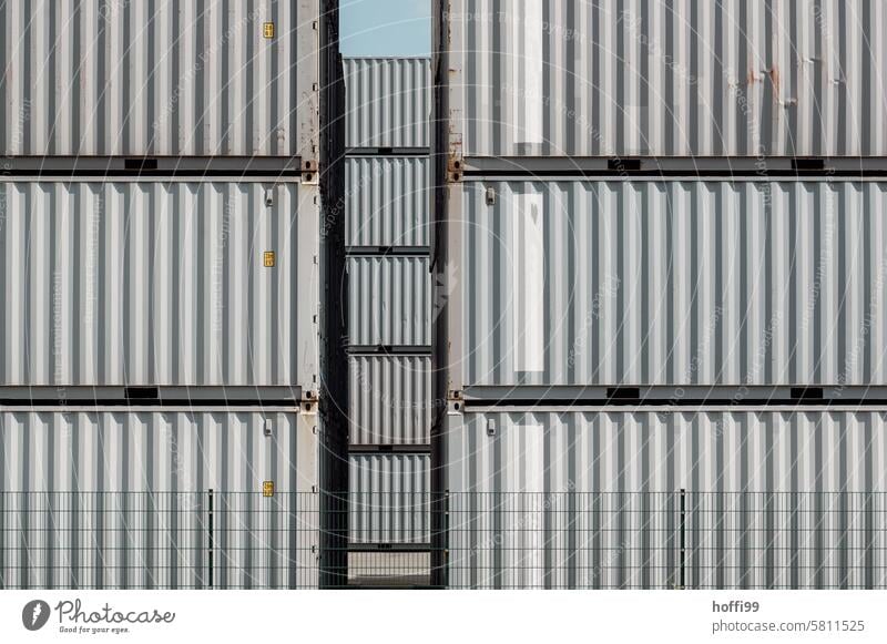 viele Container gestapelt hinter einem Zaun Containerterminal Containerverladung Containerwand Containerware Logistikbereich Güterverkehr & Logistik Industrie