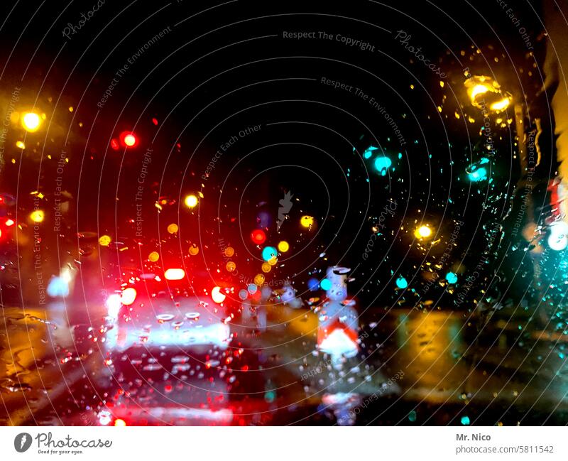 nachtfahrt Unschärfe Nacht Rücklicht Verkehr Straße Nachtfahrt glänzend Lichtspiel Lichtfleck Mobilität Verkehrsmittel Bremslicht Bremslichter funkeln unscharf