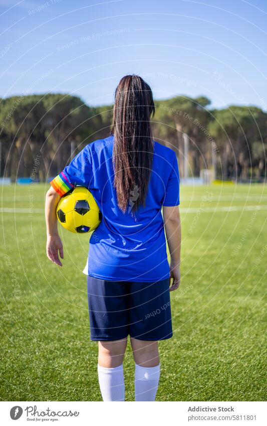 Fußballspielerin mit Kapitänsbinde mit LGBT-Flagge Aktivität Erwachsener Armbinde Athlet sportlich Hintergrund Ball Kampagne Meister Meisterschaft Farbe