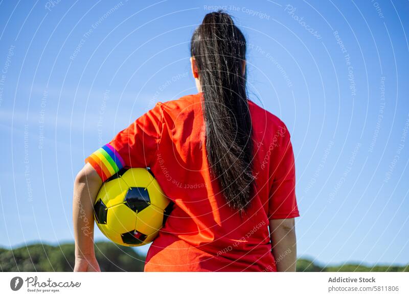 Fußballspielerin mit Kapitänsbinde mit LGBT-Flagge Aktivität Erwachsener Armbinde Athlet sportlich Hintergrund Ball Kampagne Meister Meisterschaft Farbe