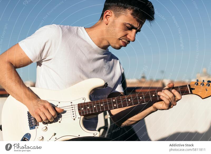 Mann spielt E-Gitarre auf einer Dachterrasse Instrument elektrisch Musical Gitarrenspieler Musik Musiker Klang Typ schwarz akustisch Künstlerin Atelier Wolken