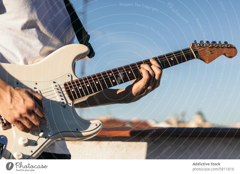 Mann spielt E-Gitarre auf einer Dachterrasse Instrument elektrisch Musical Gitarrenspieler Musik Musiker Klang Typ schwarz akustisch Künstlerin Wolken Himmel