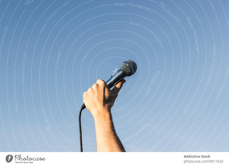 Mann hält ein Mikrofon in der Hand Entertainment Musical vereinzelt Sänger Klang Leistung weiß Audio Hintergrund Stimme Medien Reporter Musik Rede