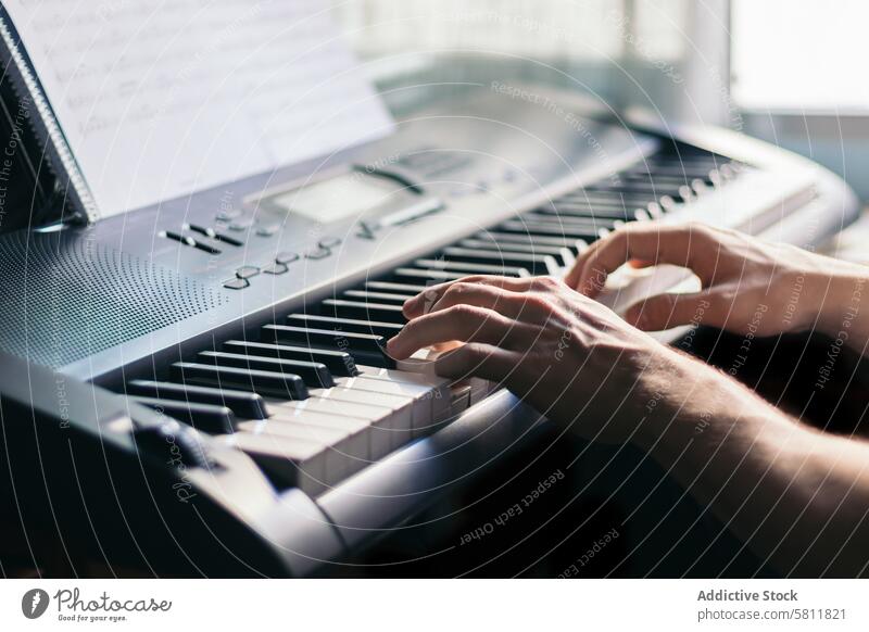 Mann spielt Klavier mit einem Notenblatt Musik Instrument spielen Musiker Pianist schwarz Melodie klassisch Klang Schot Leistung Konzert Klassik Jazz