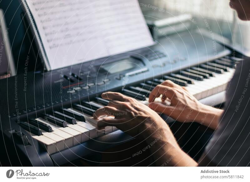 Mann spielt Klavier mit einem Notenblatt Musik Instrument spielen Musiker Pianist schwarz Melodie klassisch Klang Schot Leistung Konzert Klassik Jazz