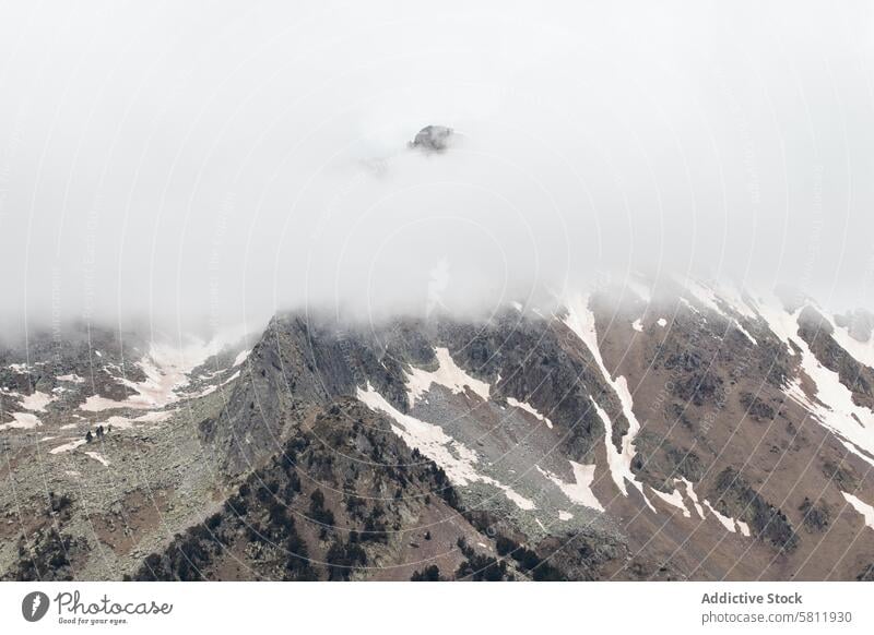 Schneebedecktes Felsengebirge an einem sonnigen Tag Berge u. Gebirge Ambitus Cloud Landschaft Hochland Kamm atemberaubend Pyrenäen malerisch Formation Gelände