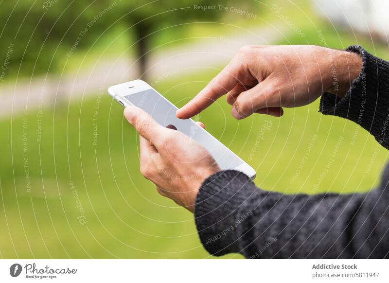 Anonymer Mann beim Surfen mit dem Handy auf der Terrasse Smartphone benutzend genießen männlich Pyrenäen Browsen Gerät online Apparatur Anschluss Telefon Kälte