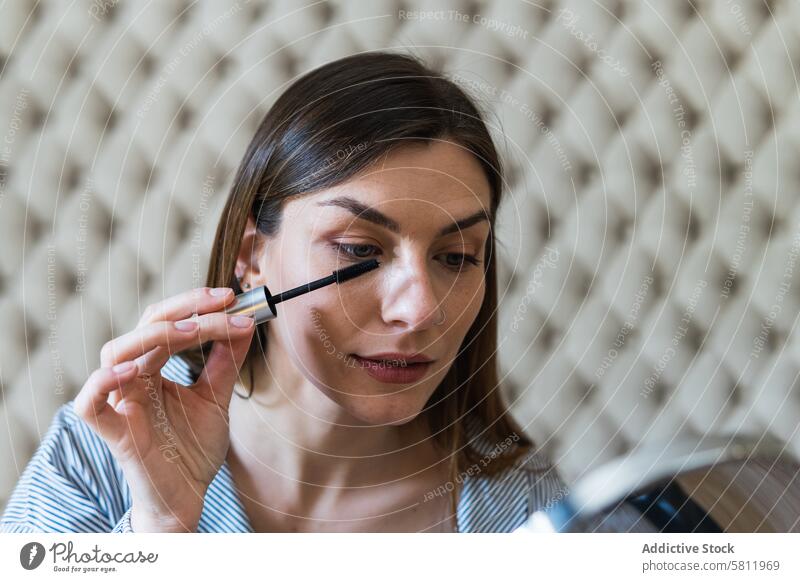 Schöne Frau trägt Mascara auf die Wimpern auf Wimperntusche Make-up Spiegel Kosmetik Fokus Schönheit Gesicht bewerben verwöhnen Bürste Routine täglich Stil