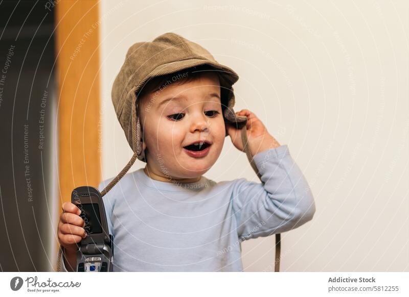 bezauberndes Baby mit Hut, das mit einem Mobile spielt niedlich Kind Kindheit Spaß Glück weiß Junge Porträt wenig Kaukasier Kleinkind jung spielen Spielen