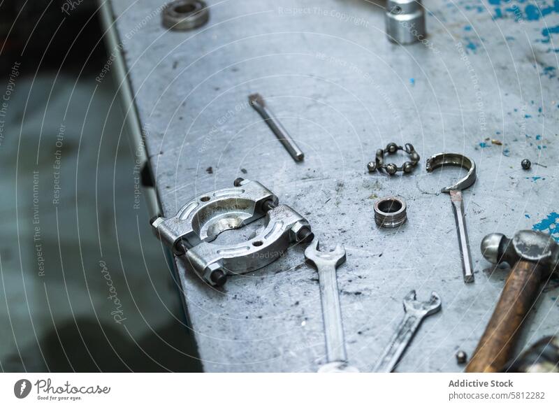 Verschiedene Reparaturwerkzeuge auf einem Tisch in der Werkstatt Kurbelwelle Lager entfernen Garage Werkzeug Instrument Hammer Schraubenschlüssel Hobelbank
