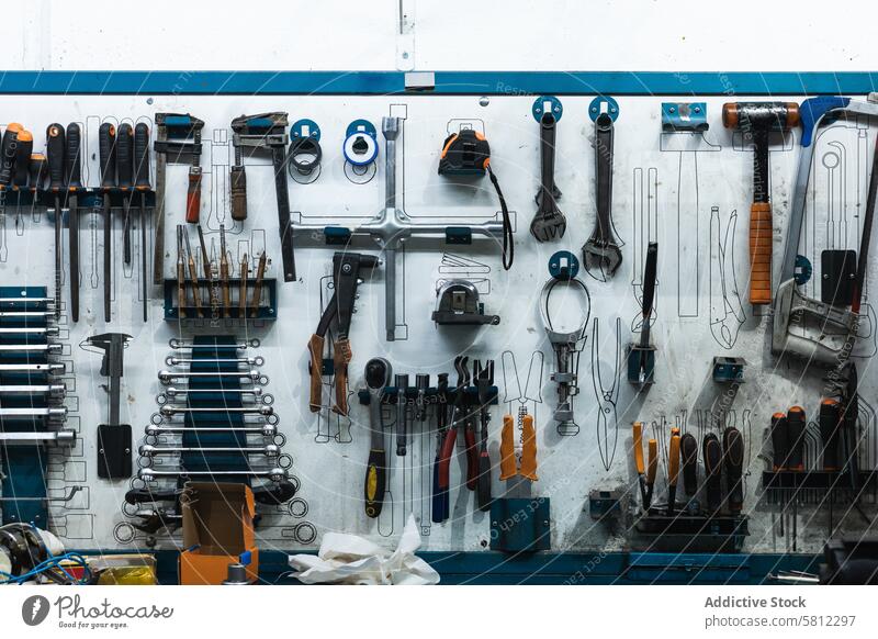 Verschiedene Reparaturinstrumente hängen in der Werkstatt an der Wand Auto Mechaniker Werkzeug Schraubendreher Schraubenschlüssel Garage Instrument Säge Zange