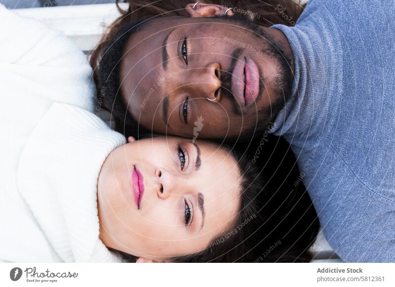Ein liebendes multiethnisches Paar ruht zusammen Liebe romantisch Zusammensein Gesicht Partnerschaft Zuneigung schließen sich[Akk] entspannen Glück jung