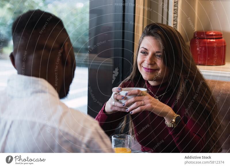 Ein gemischtrassiges Paar unterhält sich beim Frühstück im Cafe Café Zusammensein trinken Glück Morgen Tasse Partnerschaft Liebe Kommunizieren gemütlich Getränk