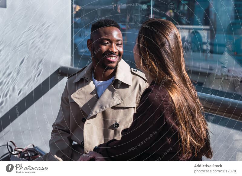 Romantisches gemischtrassiges Paar an der Bushaltestelle Liebe romantisch Stil Zusammensein urban Partnerschaft Zuneigung Glück multiethnisch rassenübergreifend