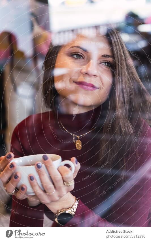 Lächelnde Frau mit einer Tasse Kaffee im Cafe Café träumen Fenster besinnlich Glück trinken charmant verträumt Erwachsener Getränk sich[Akk] entspannen Freizeit