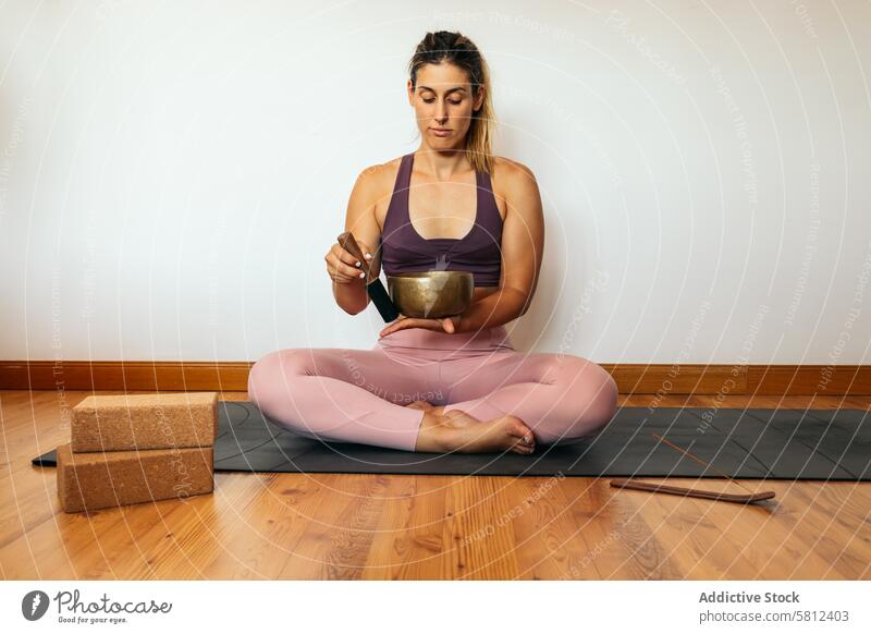 Frau in Sportkleidung macht Yoga und meditiert zu Hause Gesundheit Übung Lifestyle Fitness heimwärts Körper Training Kaukasier Sportbekleidung Pilates jung