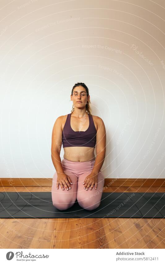 Frau in Sportkleidung macht Yoga zu Hause Gesundheit Übung Lifestyle Fitness heimwärts Körper Training Kaukasier Sportbekleidung Pilates jung Stock Wellness