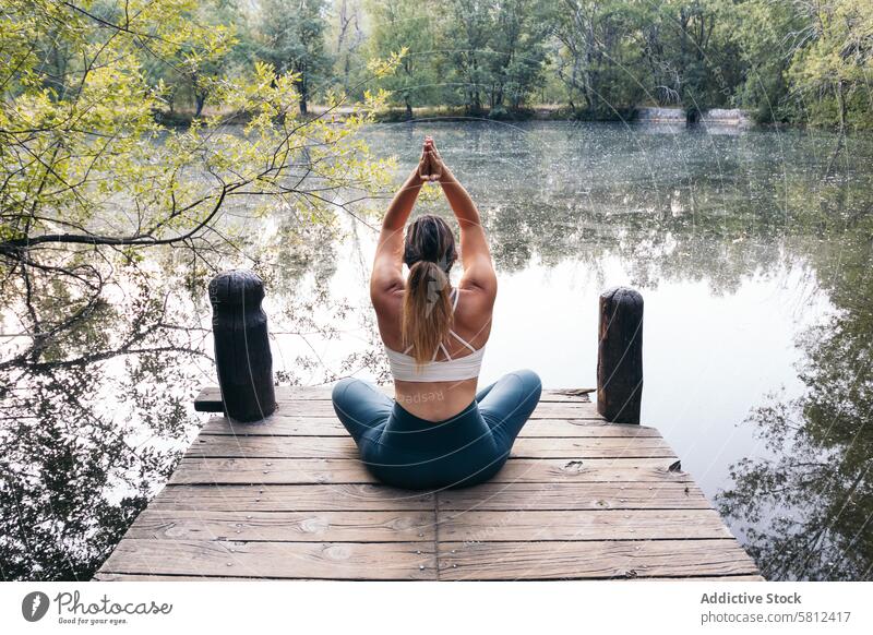 Frau in Sportkleidung macht Yoga in der Natur in der Nähe eines Sees Meditation Gesundheit Erholung Körper Erwachsener sich[Akk] entspannen Pose Lifestyle