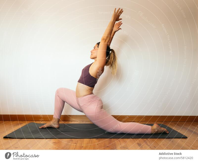 Frau in Sportkleidung macht Yoga zu Hause Gesundheit Übung Lifestyle Fitness heimwärts Körper Training Kaukasier Sportbekleidung Pilates jung Stock Wellness
