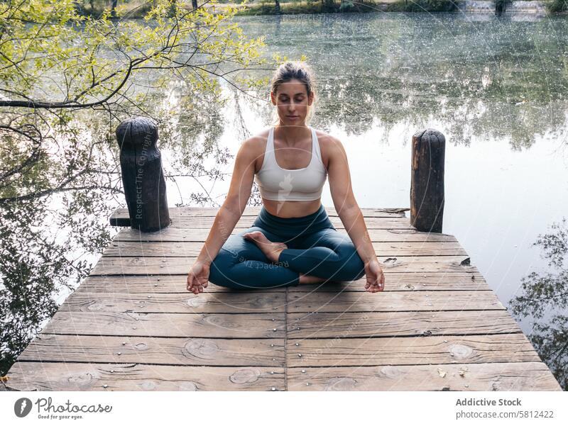Frau meditiert in der Natur in der Nähe eines Sees Yoga Meditation Gesundheit Erholung Körper Erwachsener sich[Akk] entspannen Pose Lifestyle Gleichgewicht