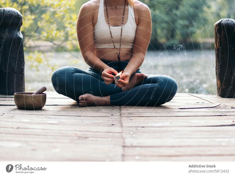 Junge Frau meditiert und macht Yoga in der Natur Meditation Gesundheit Erholung Körper Erwachsener sich[Akk] entspannen Pose Lifestyle Gleichgewicht Übung jung