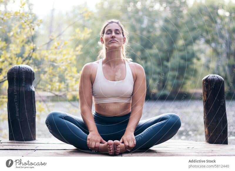 Frau meditiert in der Natur in der Nähe eines Sees Yoga Meditation Gesundheit Erholung Körper Erwachsener sich[Akk] entspannen Pose Lifestyle Gleichgewicht