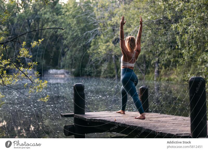 Frau in Sportkleidung macht Yoga im Freien in der Nähe eines Sees Gesundheit Übung Lifestyle Fitness Körper Training Kaukasier Sportbekleidung Pilates jung