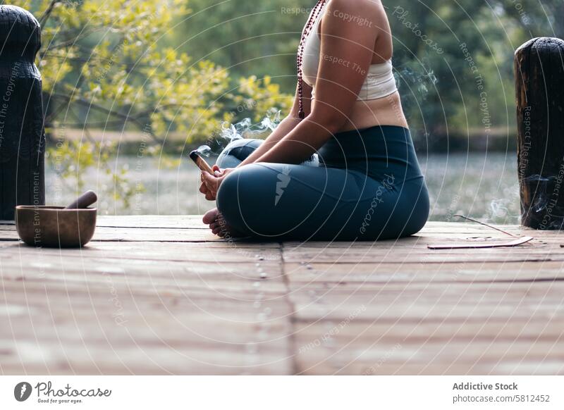 Junge Frau meditiert und macht Yoga in der Natur Meditation Gesundheit Erholung Körper Erwachsener sich[Akk] entspannen Pose Lifestyle Gleichgewicht Übung jung