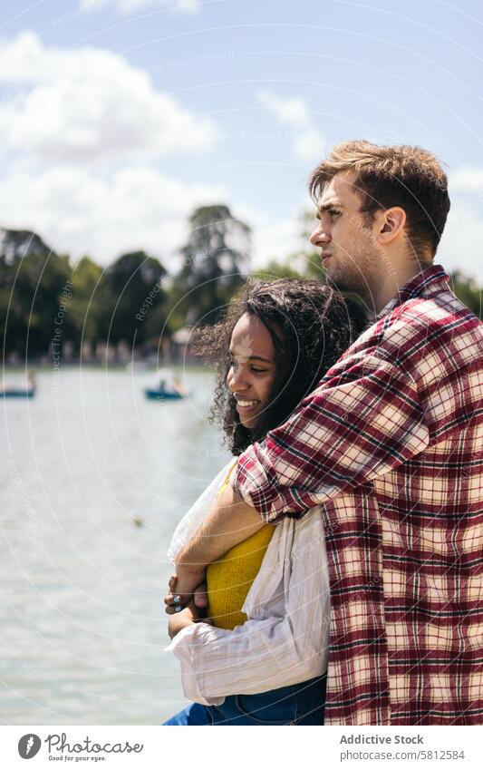 Ein gemischtrassiges Paar bei einem romantischen Date an einem schönen See Liebe Park jung Termin & Datum Glück Freund Menschen Kuss Freundin Romantik