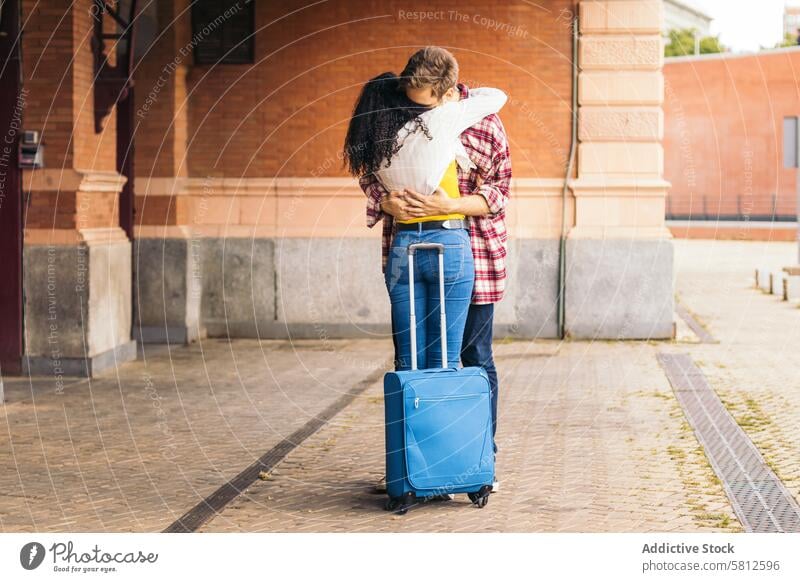Endlich wiedervereint!: Junges Paar trifft sich nach einer Reise am Bahnhof reisen Ausflug jung Glück Station Transport Liebe Tourismus Tourist Lächeln