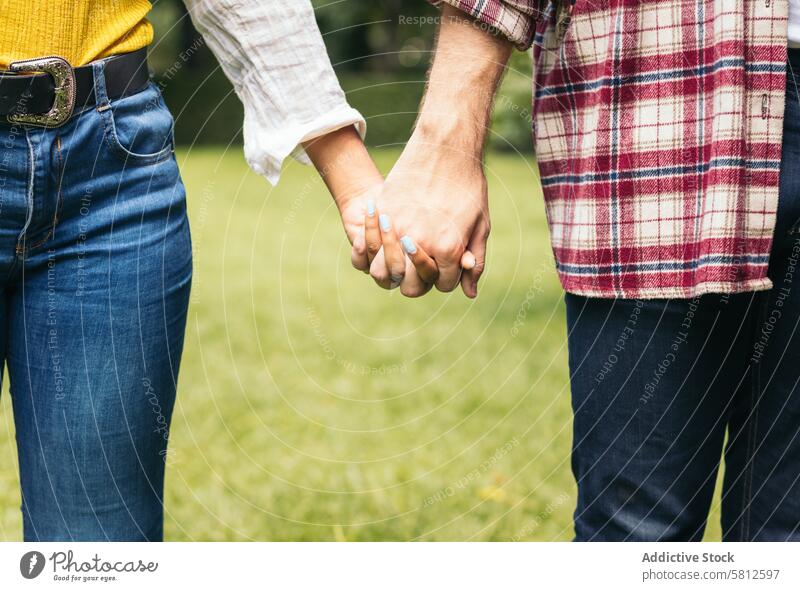Rassenübergreifendes Paar, das Hand in Hand im Park spazieren geht Liebe jung Termin & Datum Glück Freund Mann romantisch Menschen Freundin Romantik Frau