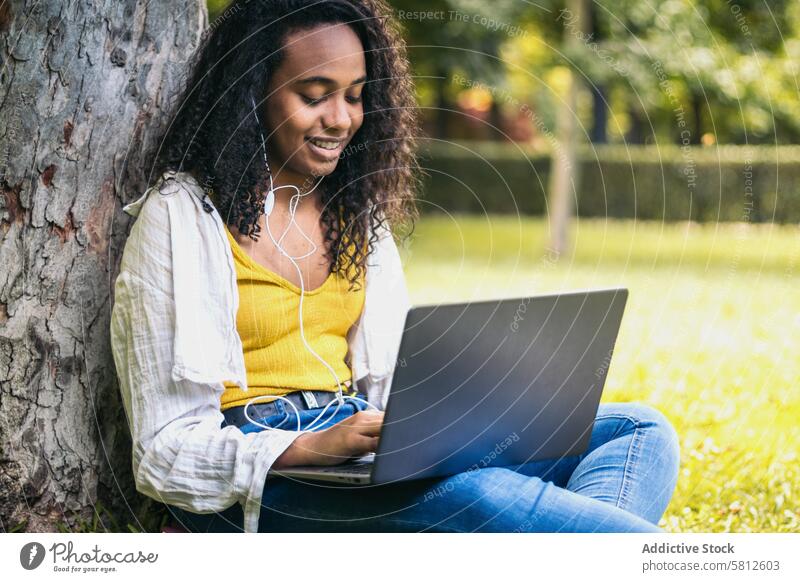Studentin arbeitet mit Laptop auf dem Campus Bildung Hochschule Universität Lernen Schule Schüler Computer Frau Sitzen Technik & Technologie jung Glück lernen