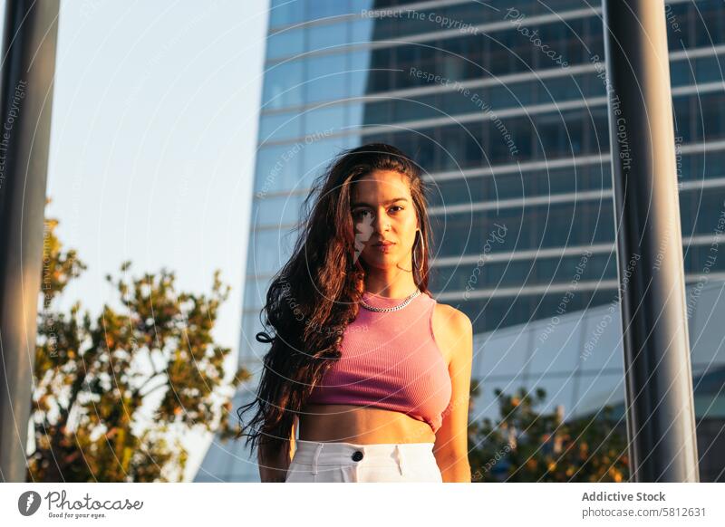 Porträt einer brasilianischen Frau im Freien jung Sommer Menschen Freizeit Lifestyle freudig Freude Blick Frühling Genuss Behaarung Großstadt cool stylisch