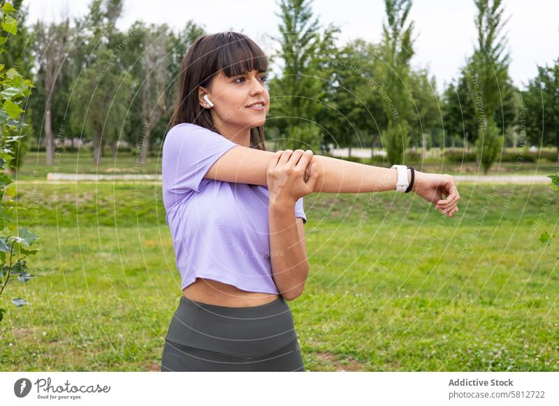 Frau Arm Stretching Übung im Freien aktiv Sportkleidung Aktivität Erwachsener Arme Athlet sportlich Körper trainiert. passen Fitness Flexibilität Mädchen grün