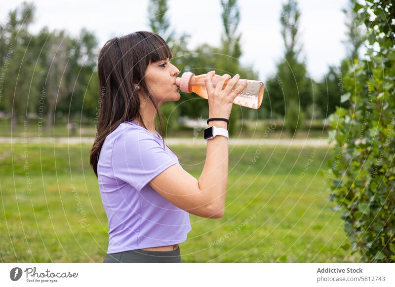 Sportlerin trinkt Wasser beim Fitnesstraining im Freien aktiv Sportkleidung Aktivität Erwachsener Athlet sportlich attraktiv schön Körper Flasche Pause trinken
