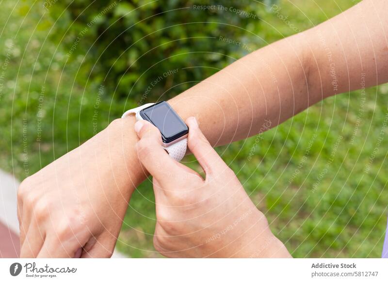Frau überprüft eine Sport-Smartwatch für das Lauftraining im Freien aktiv Aktivität App Apfel Arme Athlet Körper prüfen Überprüfung Uhr Gerät digital Übung