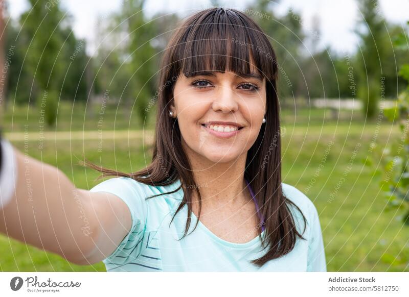 Sportliche Frau macht ein Selfie beim Fitnesstraining im Freien Erwachsener Athlet Bizeps Körper Herz Kaukasier selbstbewusst Übung trainiert. passen fransen
