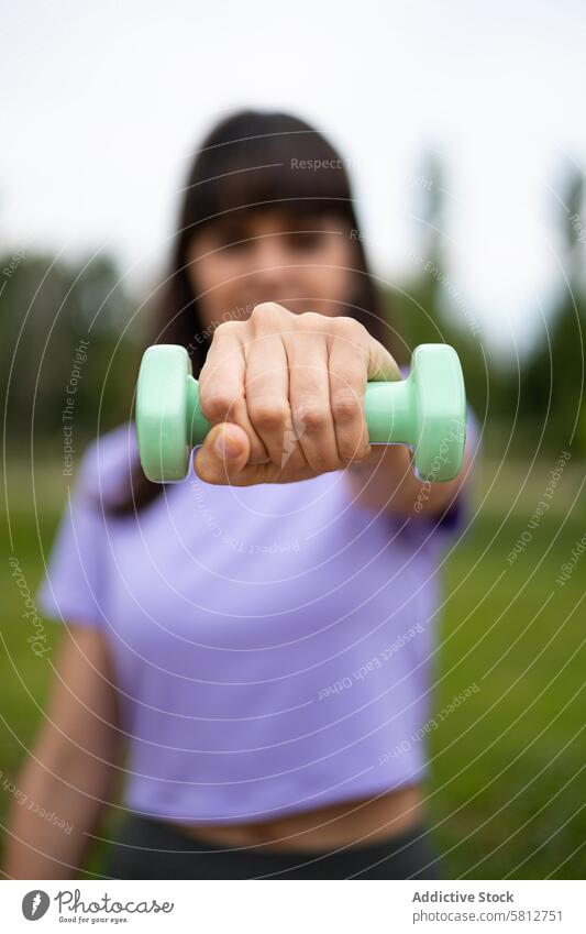 Frau beim Gewichtheben Sportübung im Freien aktiv aktiver Lebensstil Erwachsener Arme Athlet Körper Körperpflege Kaukasier Selbstvertrauen Textfreiraum