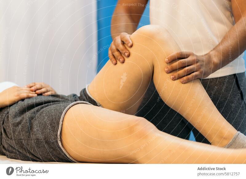 Klinik für Physiotherapie: Massage zur Erholung der Beine Behandlung Rehabilitation Frau Therapie Kaukasier Therapeut geduldig Physiotherapeutin Masseur Mann