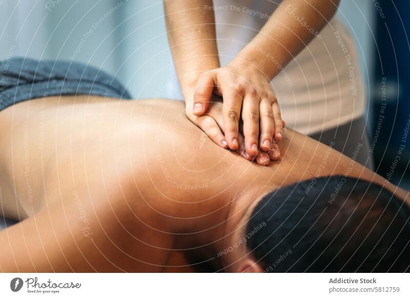 junge frau behandelt einen männlichen patienten rücken. massage physiotherapie. nahaufnahme Therapeut Physiotherapie geduldig Frau Gesundheit Behandlung