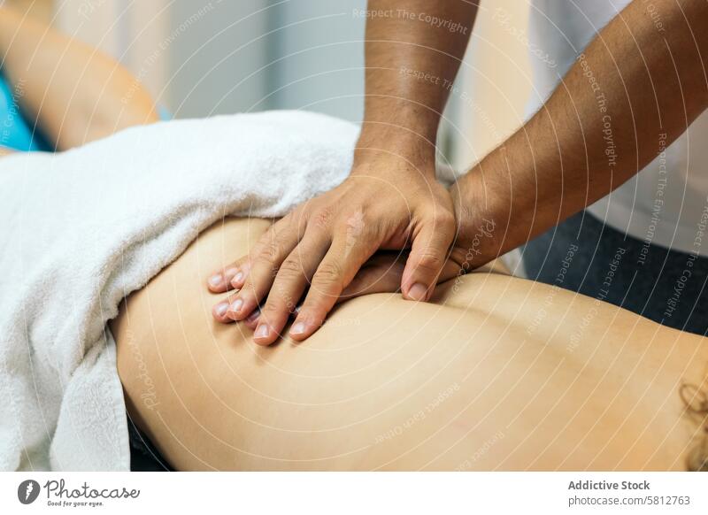 Klinik für Physiotherapie: Massage zur Wiederherstellung des Rückens Behandlung Rehabilitation Frau Therapie Kaukasier Therapeut geduldig Physiotherapeutin