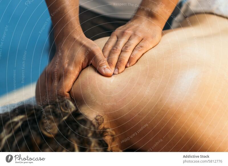 Klinik für Physiotherapie: Massage zur Wiederherstellung des Rückens Behandlung Rehabilitation Frau Therapie Kaukasier Therapeut geduldig Physiotherapeutin