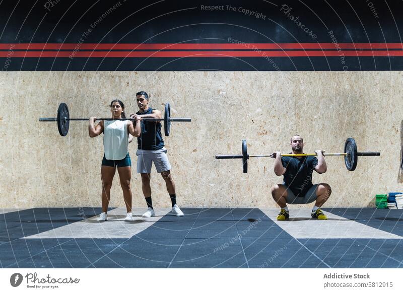 Hispanische Sportler, die mit Hanteln trainieren Gewicht Curl-Hantel Gewichtheben Kraftdreikampf Training Fitnessstudio Übung Sportlerin sportlich Frau