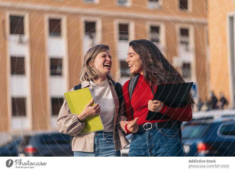 Zwei lachende Studentinnen. jung Lachen Glück Lifestyle Spaß Menschen Mädchen Schüler Freundschaft Teenager Zusammensein Frau zwei schön Lächeln heiter Blick