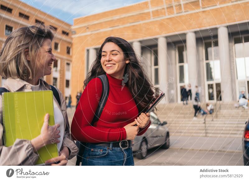 zwei Studentinnen verlassen die Klasse jung Lachen Glück Lifestyle Spaß Menschen Mädchen Schüler Freundschaft Teenager Zusammensein Frau schön Lächeln heiter