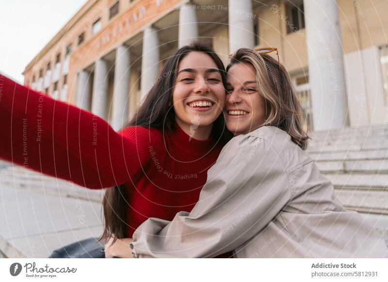 Selfie von zwei Studentinnen, die lächelnd auf der Treppe sitzen Kaukasier Frau Menschen Porträt Glück Lifestyle attraktiv Schönheit Lächeln Mädchen heiter