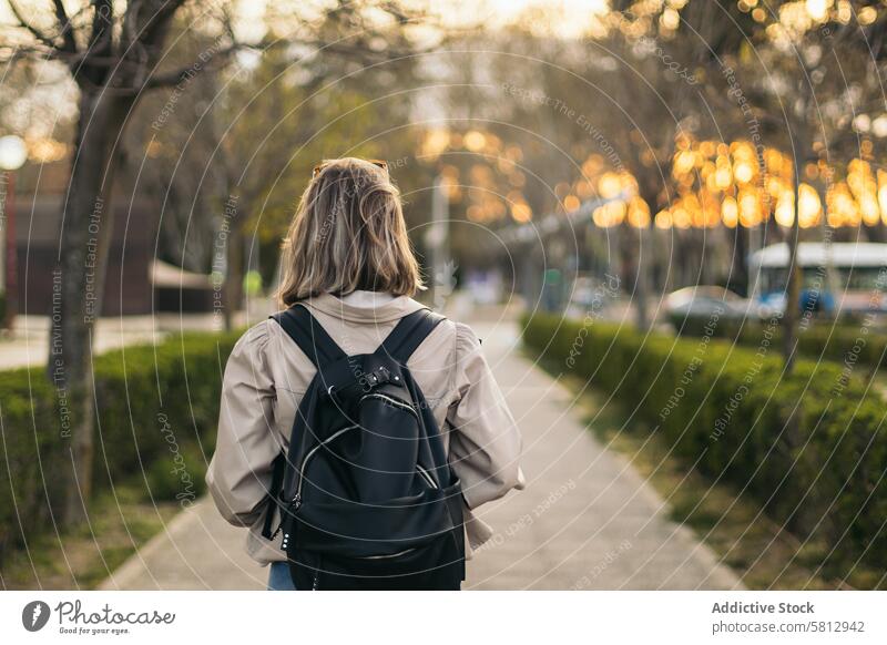 Rückenansicht Porträt einer blonden Studentin Mädchen Frau Schüler jung Person Kaukasier Hintergrund Ansicht vereinzelt schön Menschen weiß Stehen Behaarung