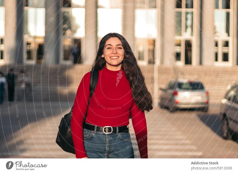Student Frau Porträt lächelnd und posieren jung Hochschule Universität Glück schön Schüler Mädchen Menschen heiter Person Lifestyle attraktiv Erwachsener
